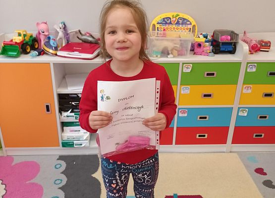 zdjęcie Leny z dyplomem