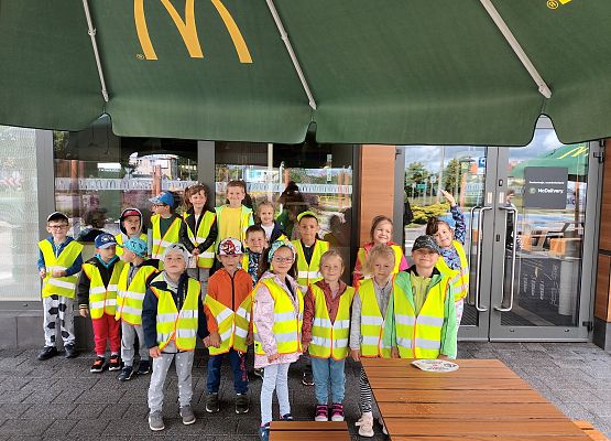 wspólne zdjęcie koło McDonalda