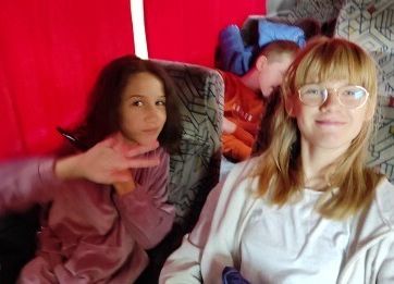 Wiktoria i Zosia w drodze do kina