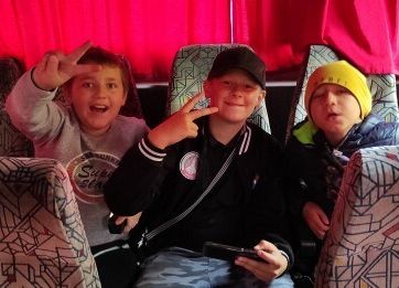 Kuba, Oskar i Filip w autobusie