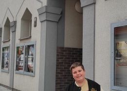 Maciej Karaś przed lęborskim kinem