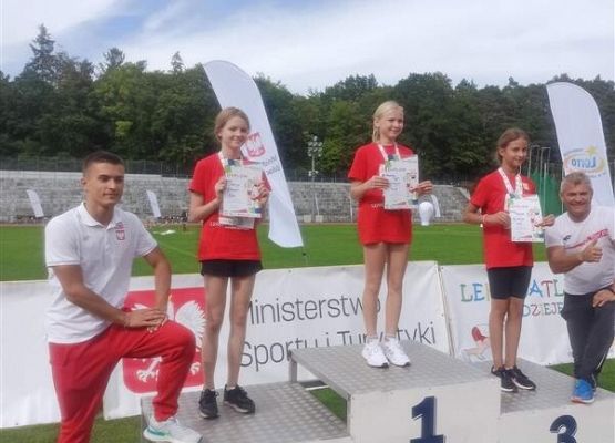 Nadia i Lena jadą na zawody do Warszawy grafika