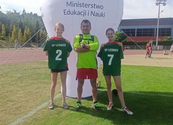 Nadia i Lena jadą na zawody do Warszawy grafika