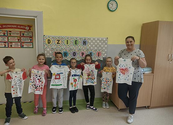 DZIEŃ KROPKI W KLASIE 1- zdjęcie klasowe