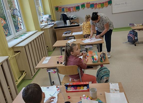 DZIEŃ KROPKI W KLASIE 1- ozdabianie koszulek