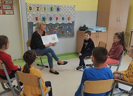DZIEŃ KROPKI W KLASIE 1- czytanie książki