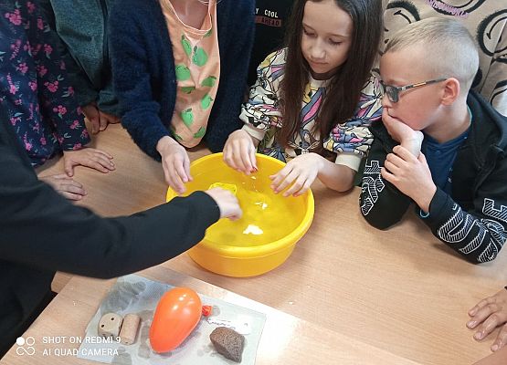 Grafika 1: Eksperymenty z wodą