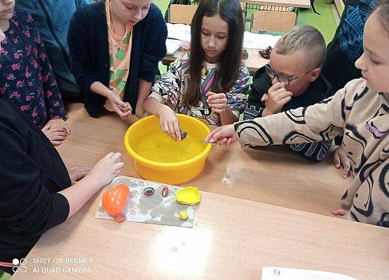 Grafika 3: Eksperymenty z wodą