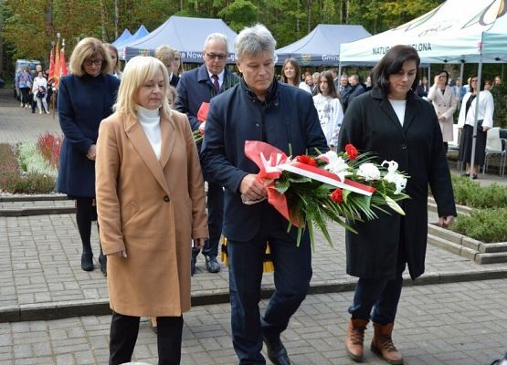 Złożenie kwiatów przez panią dyrektor Mariolę Motyl i pracowników szkoły