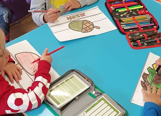 tworzenie jesiennych opasek na głowę przez przedszkolaków