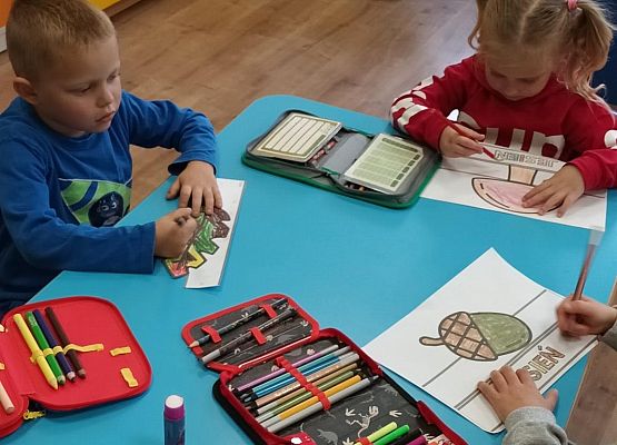 tworzenie jesiennych opasek na głowę przez przedszkolaków