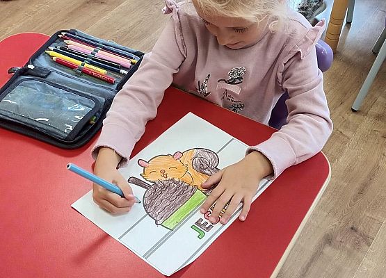 tworzenie jesiennych opasek na głowę przez przedszkolaków