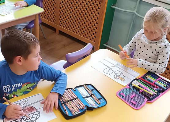 tworzenie jesiennych opasek na głowę przez przedszkolaków