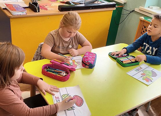 tworzenie jesiennych opasek na głowę przez przedszkolaków