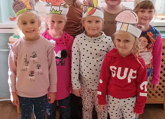 wspólne zdjęcie w wykonanych jesiennych opaskach