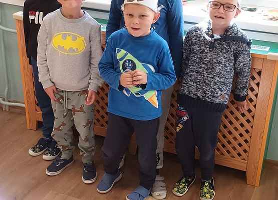 wspólne zdjęcie w wykonanych jesiennych opaskach