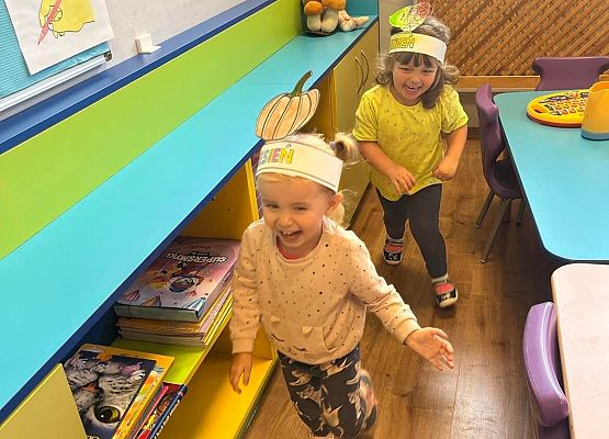 wspólne zdjęcie w wykonanych jesiennych opaskach