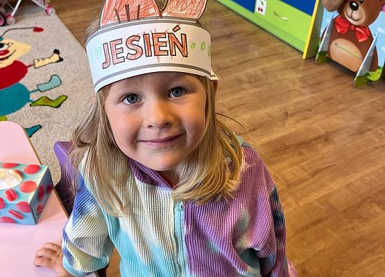 wspólne zdjęcie w wykonanych jesiennych opaskach