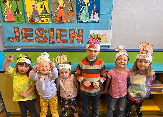 wspólne zdjęcie w wykonanych jesiennych opaskach