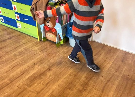 wspólne zdjęcie w wykonanych jesiennych opaskach