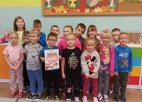 grupowe zdjęcie z dyplomem