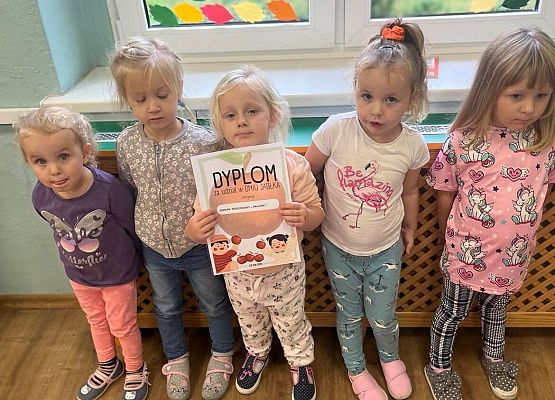 grupowe zdjęcie z dyplomem