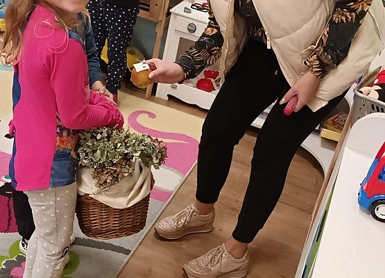 częstowanie jabłkami innych