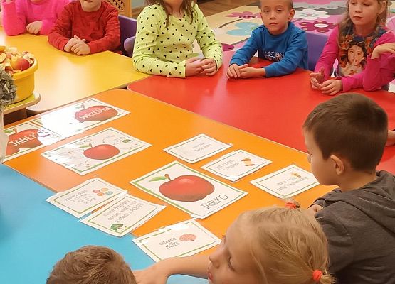 słuchanie ciekawostek o jabłku