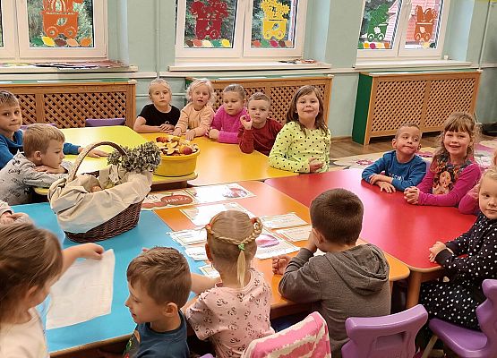 słuchanie ciekawostek o jabłku