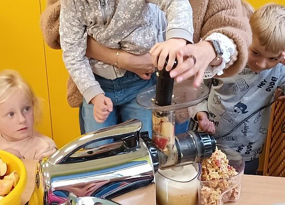 wyciskanie soku z jabłek przez dzieci