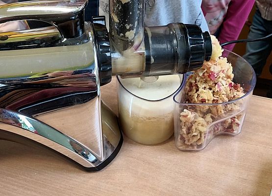 wyciskanie soku z jabłek przez dzieci