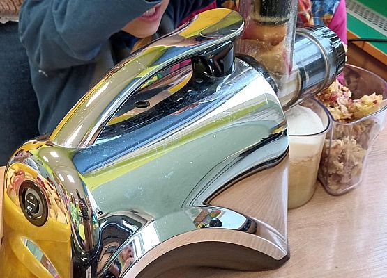 wyciskanie soku z jabłek przez dzieci