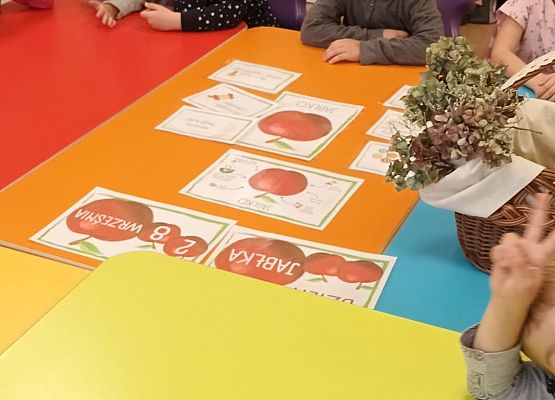 słuchanie ciekawostek o jabłku