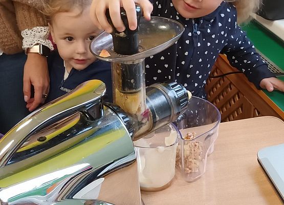 wyciskanie soku z jabłek przez dzieci