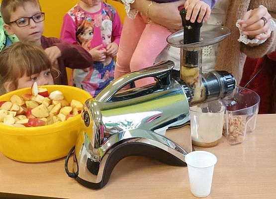 wyciskanie soku z jabłek przez dzieci