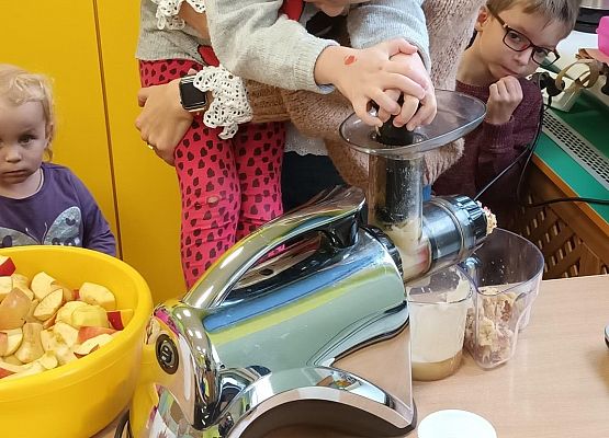 wyciskanie soku z jabłek przez dzieci