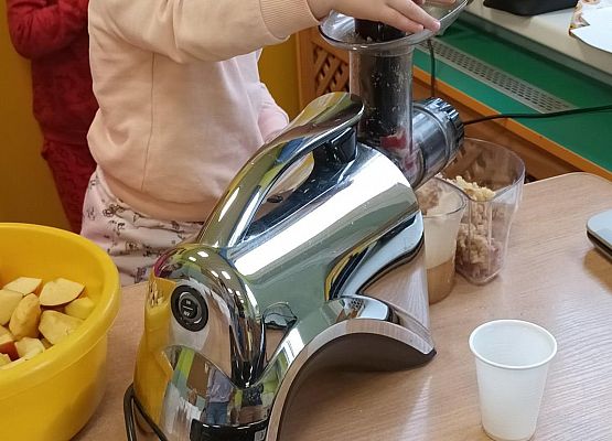 wyciskanie soku z jabłek przez dzieci