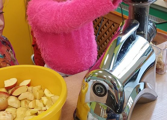 wyciskanie soku z jabłek przez dzieci