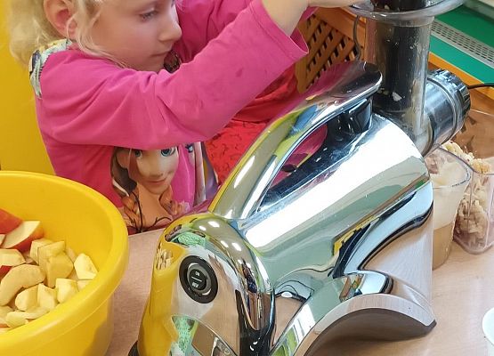 wyciskanie soku z jabłek przez dzieci