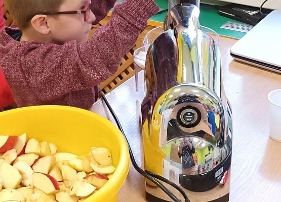 wyciskanie soku z jabłek przez dzieci