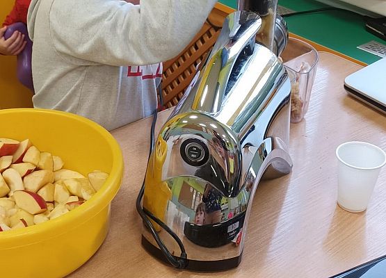 wyciskanie soku z jabłek przez dzieci