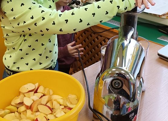wyciskanie soku z jabłek przez dzieci