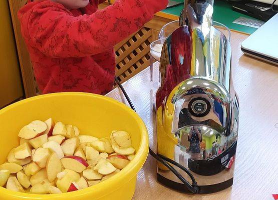 wyciskanie soku z jabłek przez dzieci