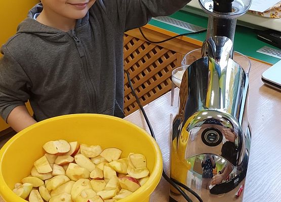 wyciskanie soku z jabłek przez dzieci