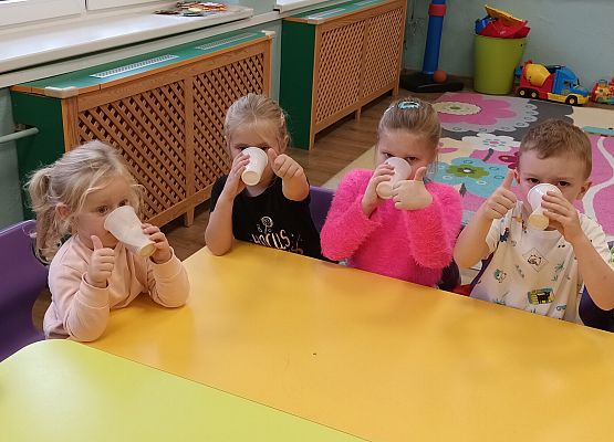 kosztowanie wyciśniętego soku przez dzieci