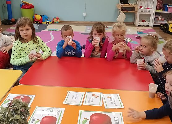 kosztowanie wyciśniętego soku przez dzieci