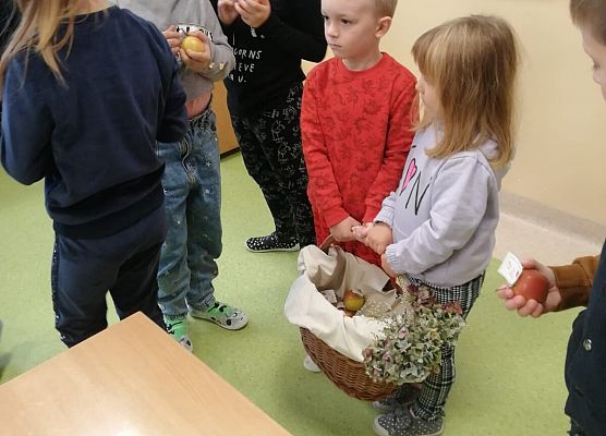 częstowanie jabłkami innych