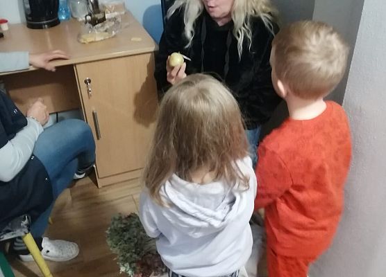 częstowanie jabłkami innych