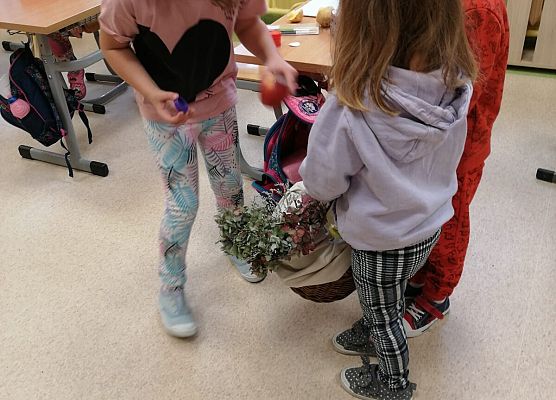 częstowanie jabłkami innych