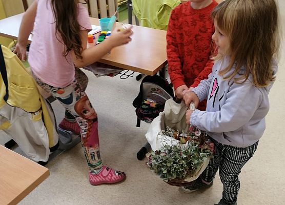 częstowanie jabłkami innych